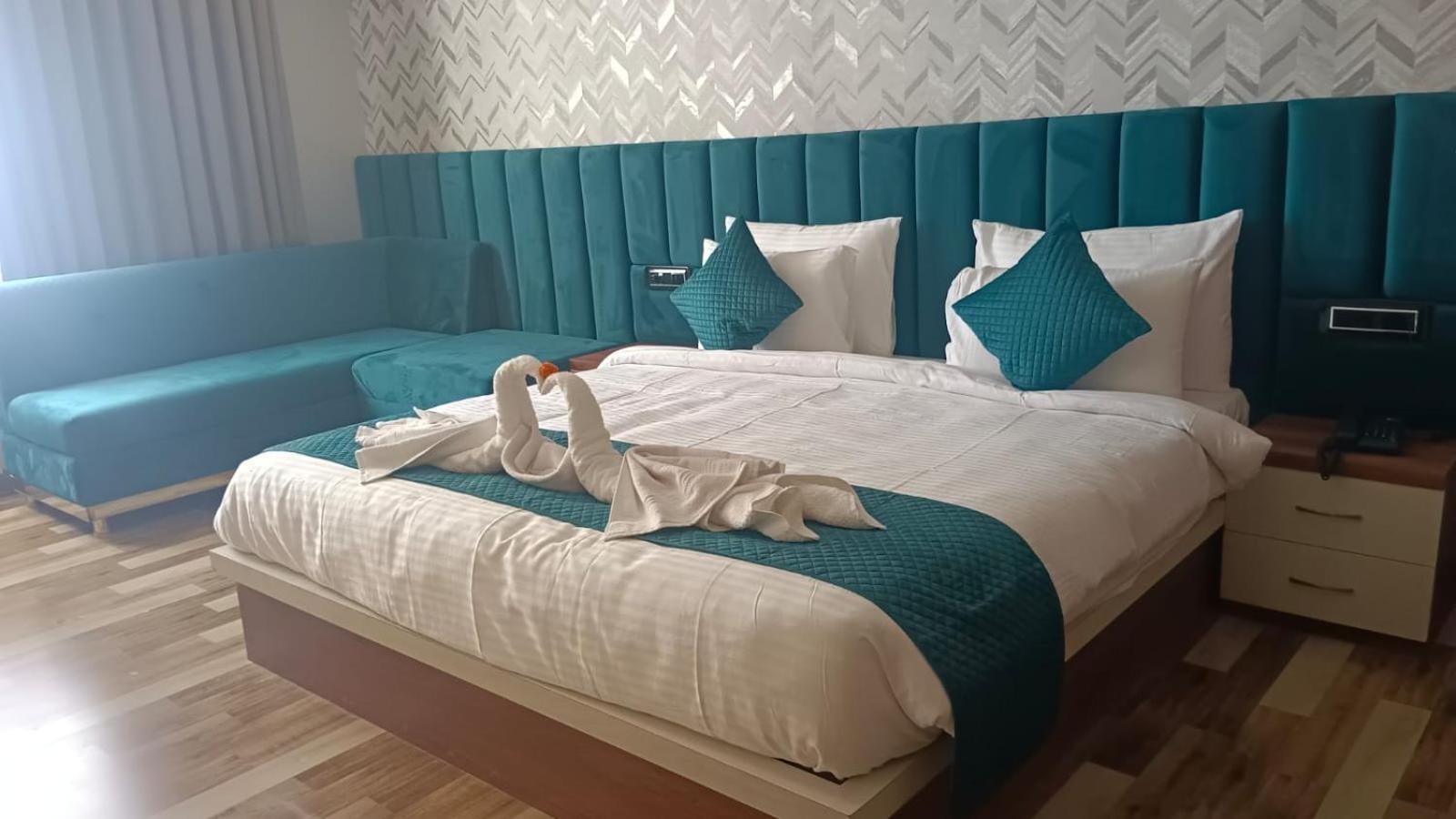 Hotel Golden Peacock 하리드와르 외부 사진